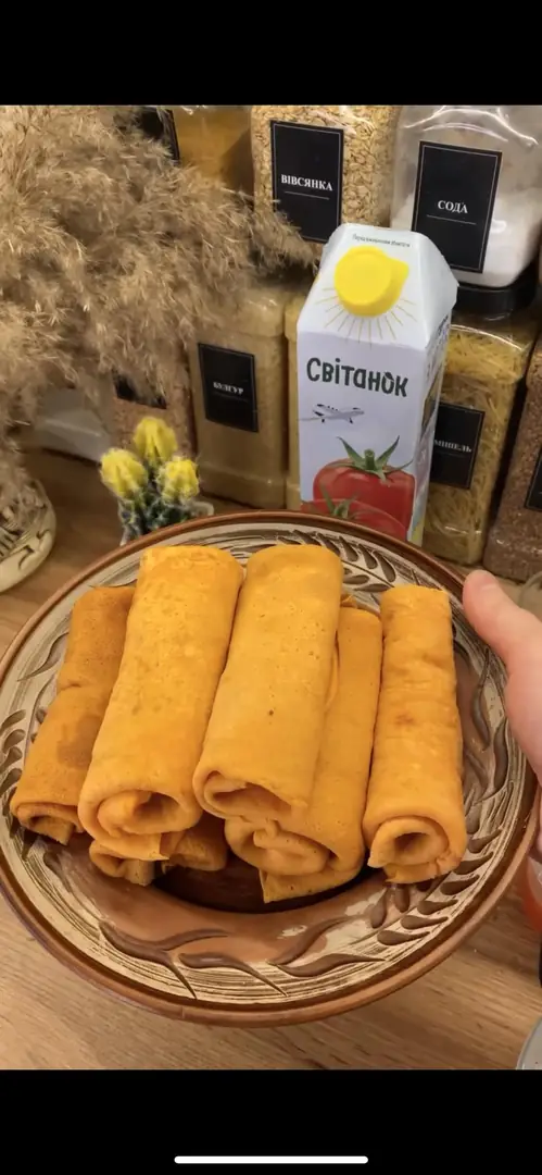 Млинці на томатному соці з крем-сиром та ікрою😋