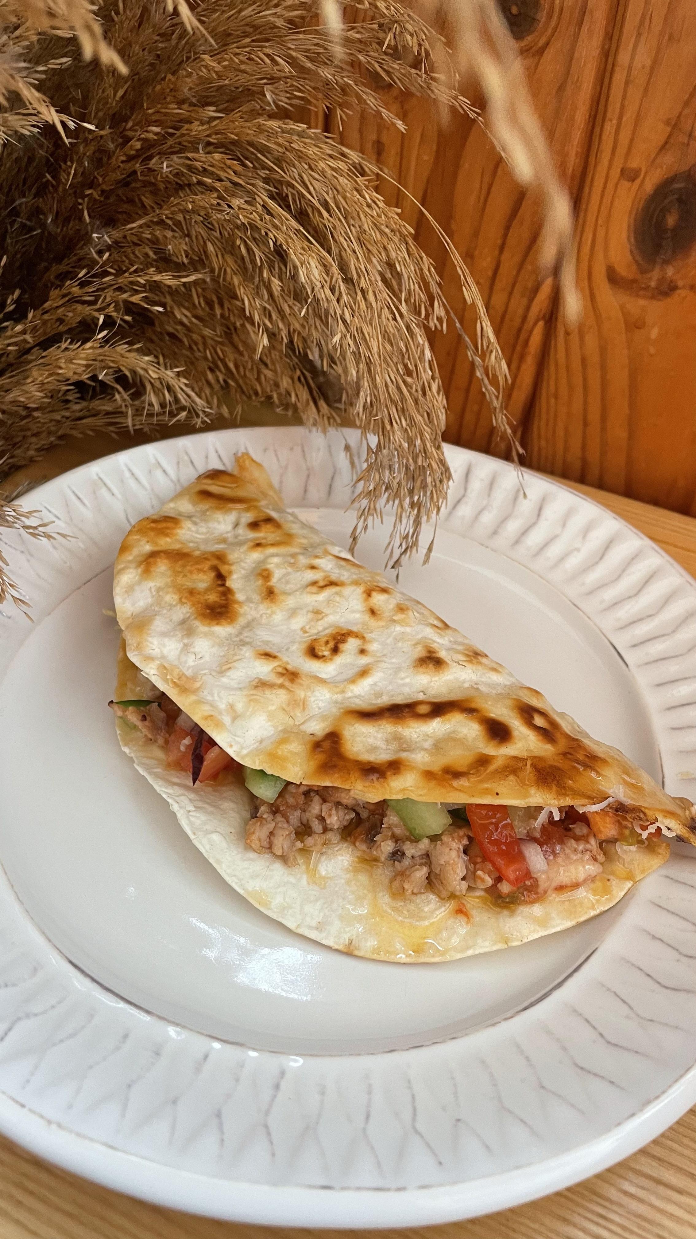 Лаваш зі свининою на овочевим салатом