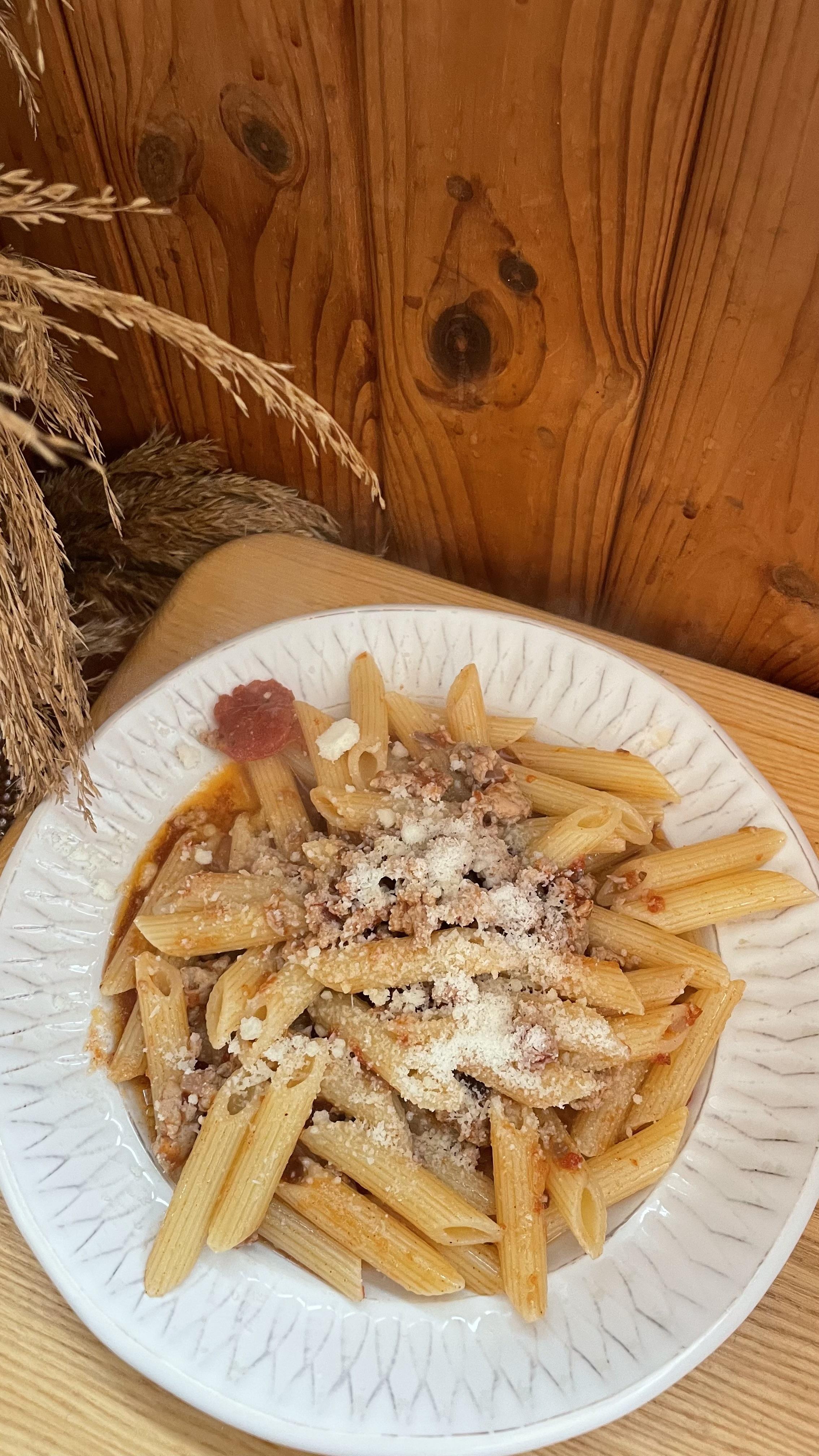 Паста зі звининою  в томатному соусі