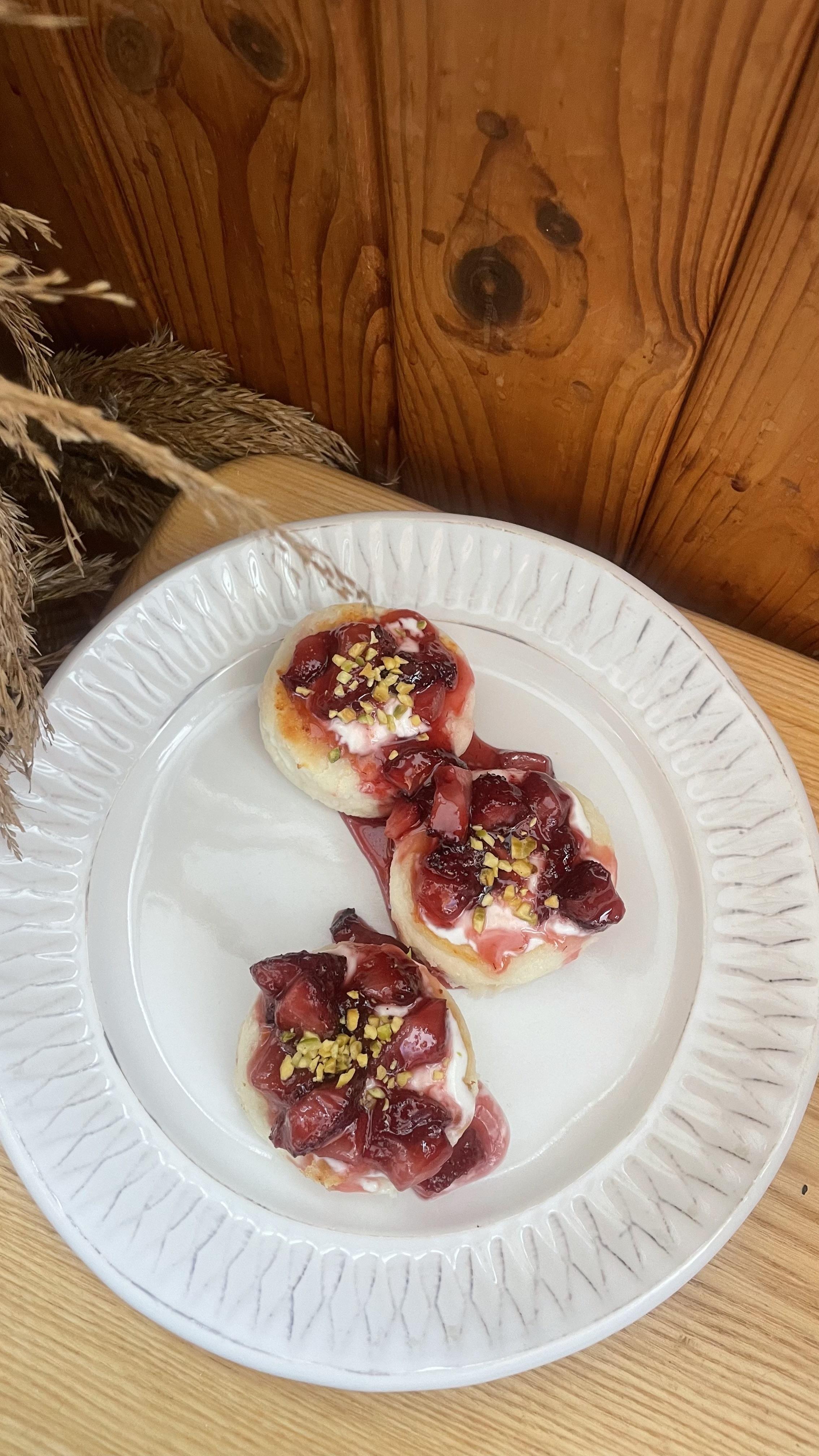 Сирники з полуницею