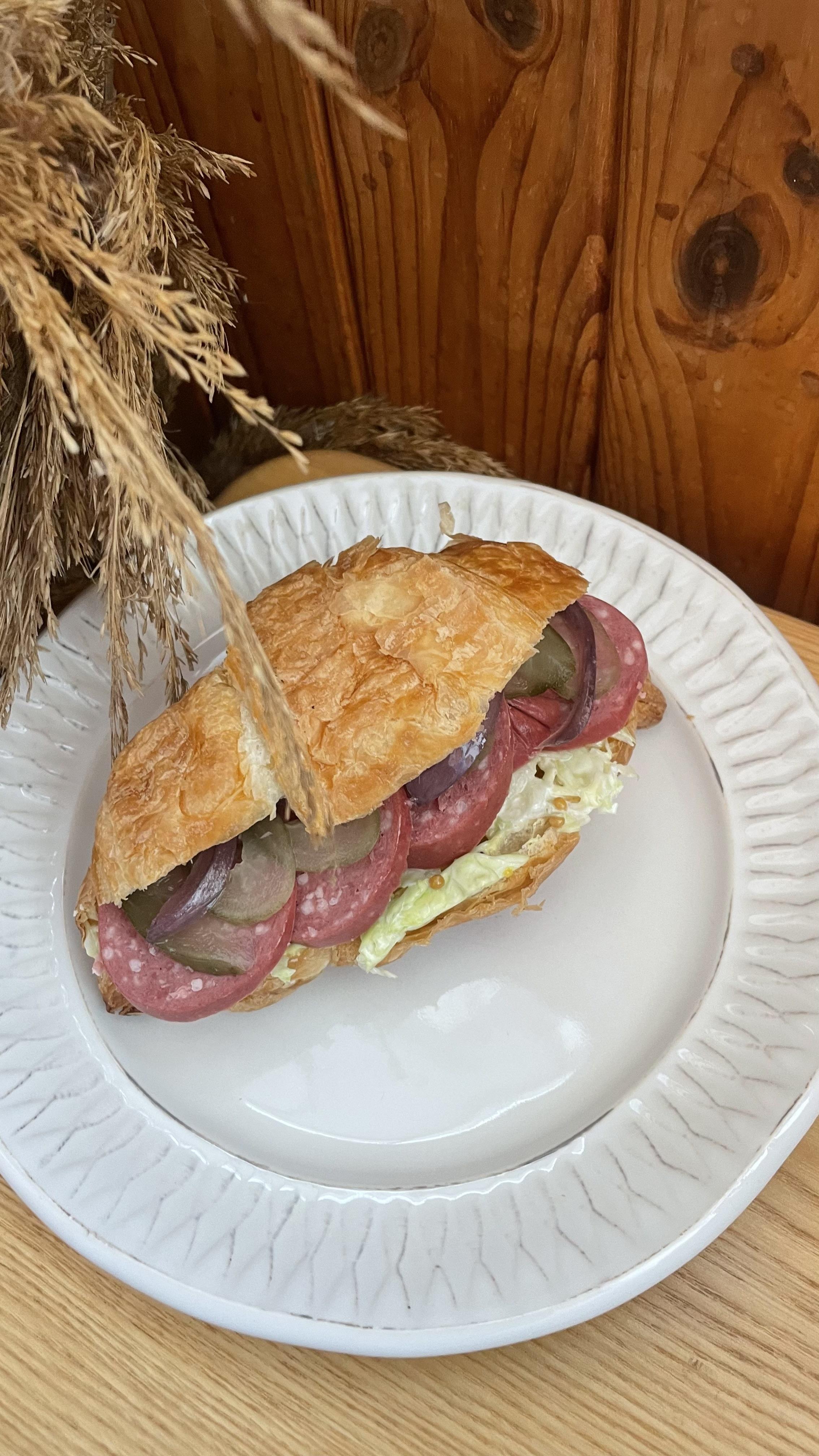 Круасан з салямі та коул слоу