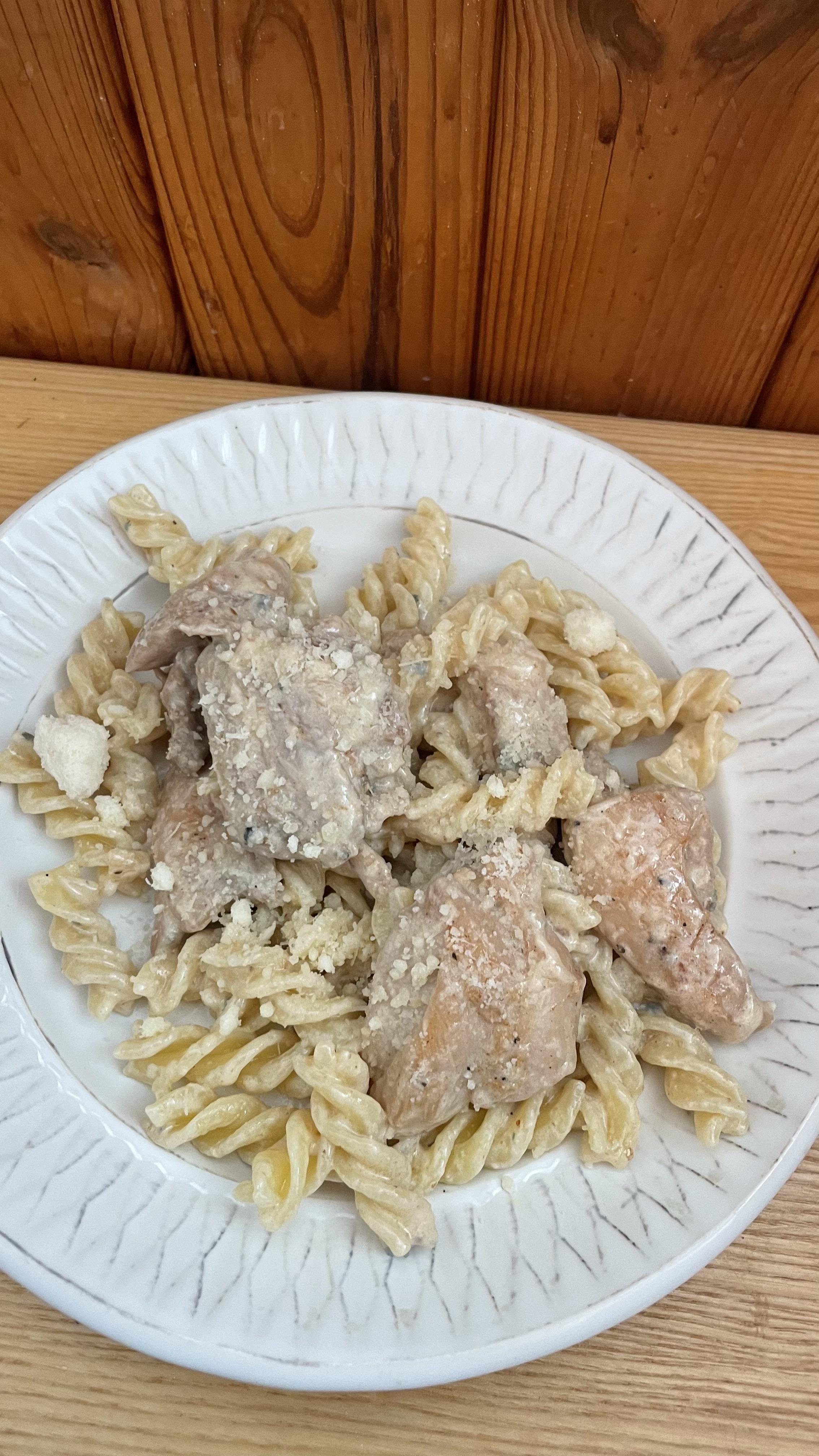 Паста з куркою в сирному соусі