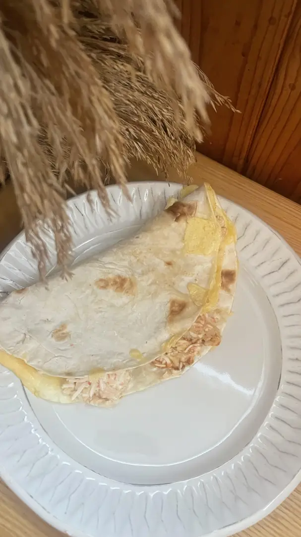 Лаваш з сиром та крабовами палочками