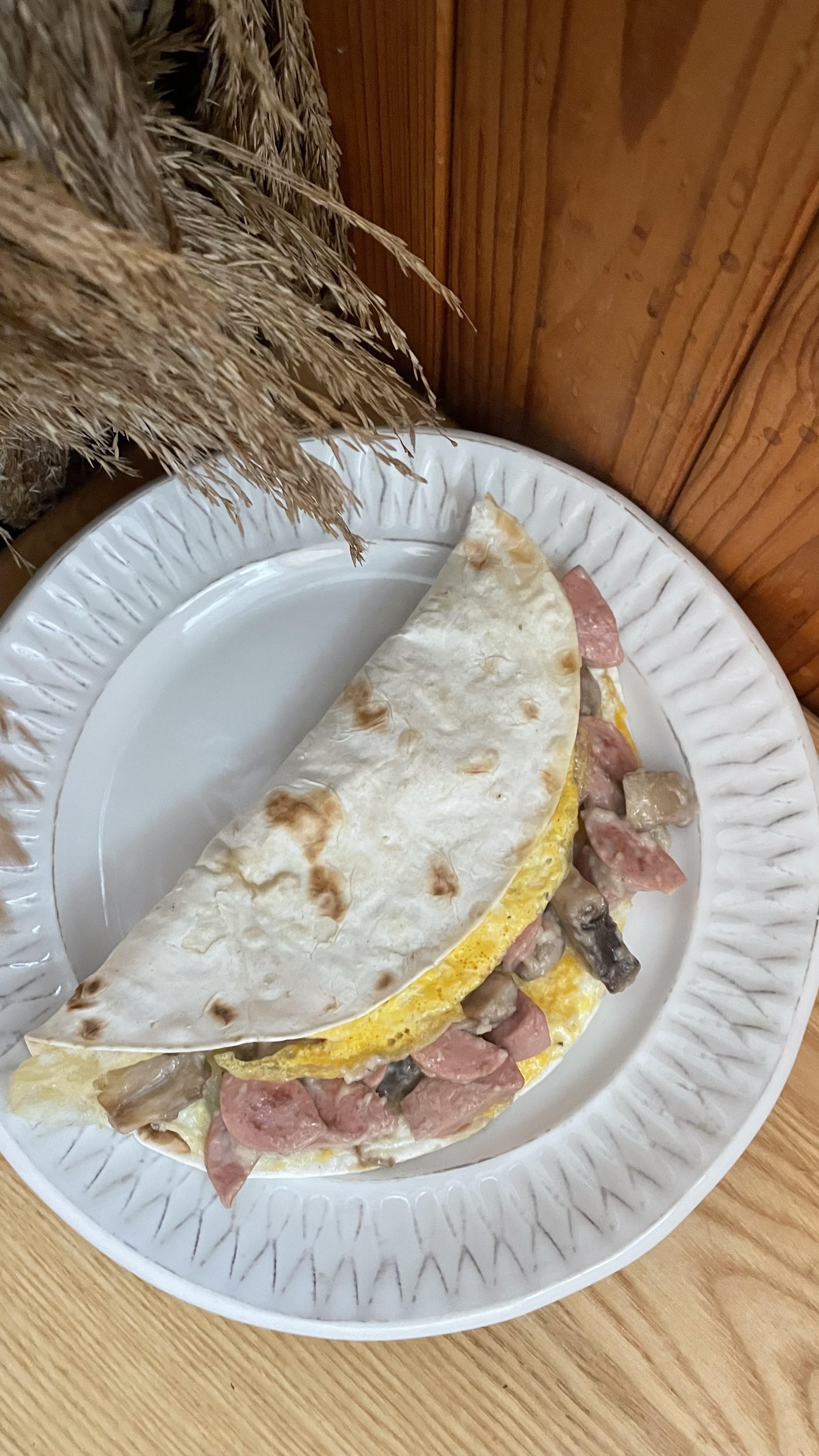 Лаваш з грибами, сосисками та сиром