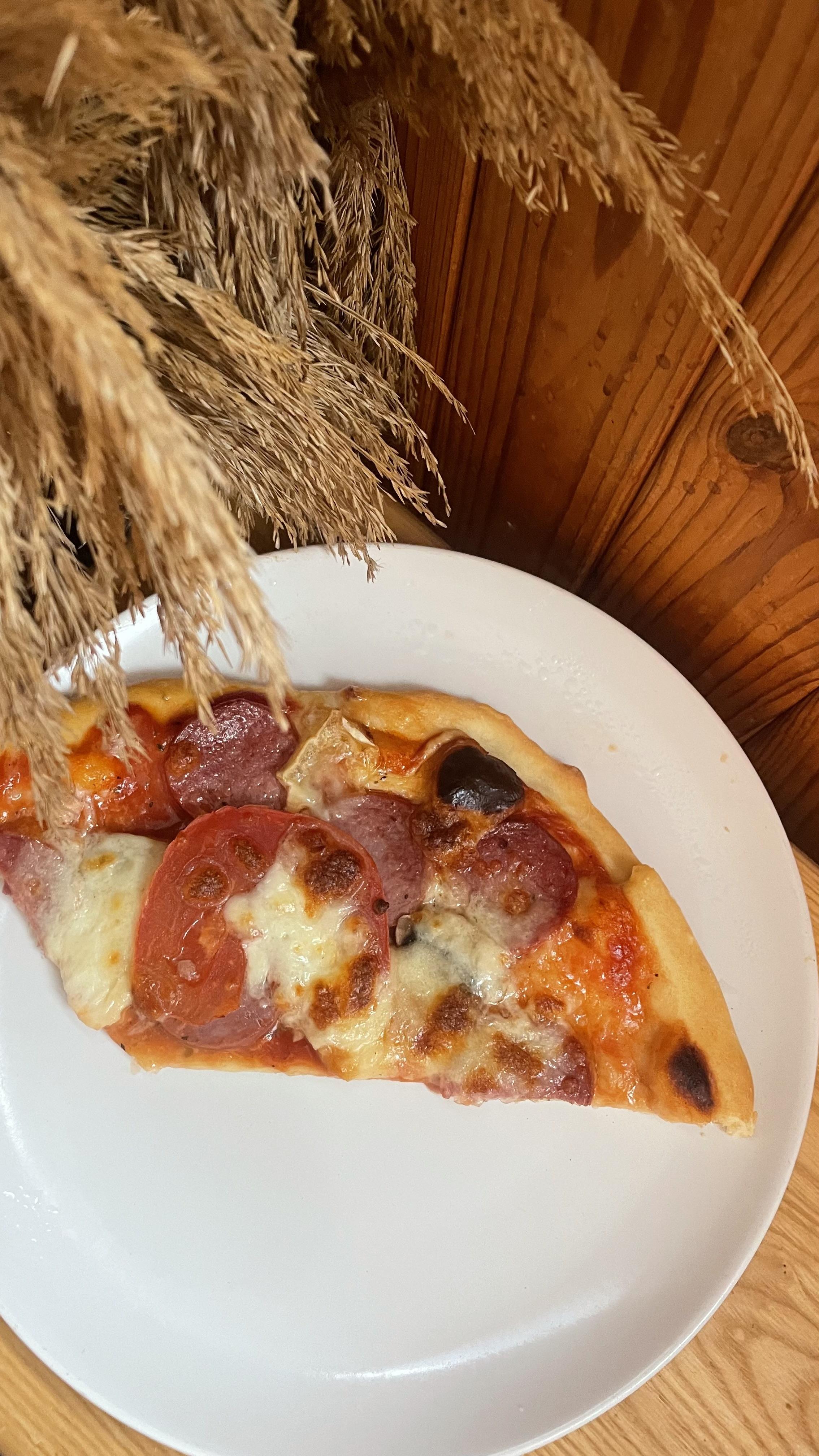 Піца з ковбасою та грибами