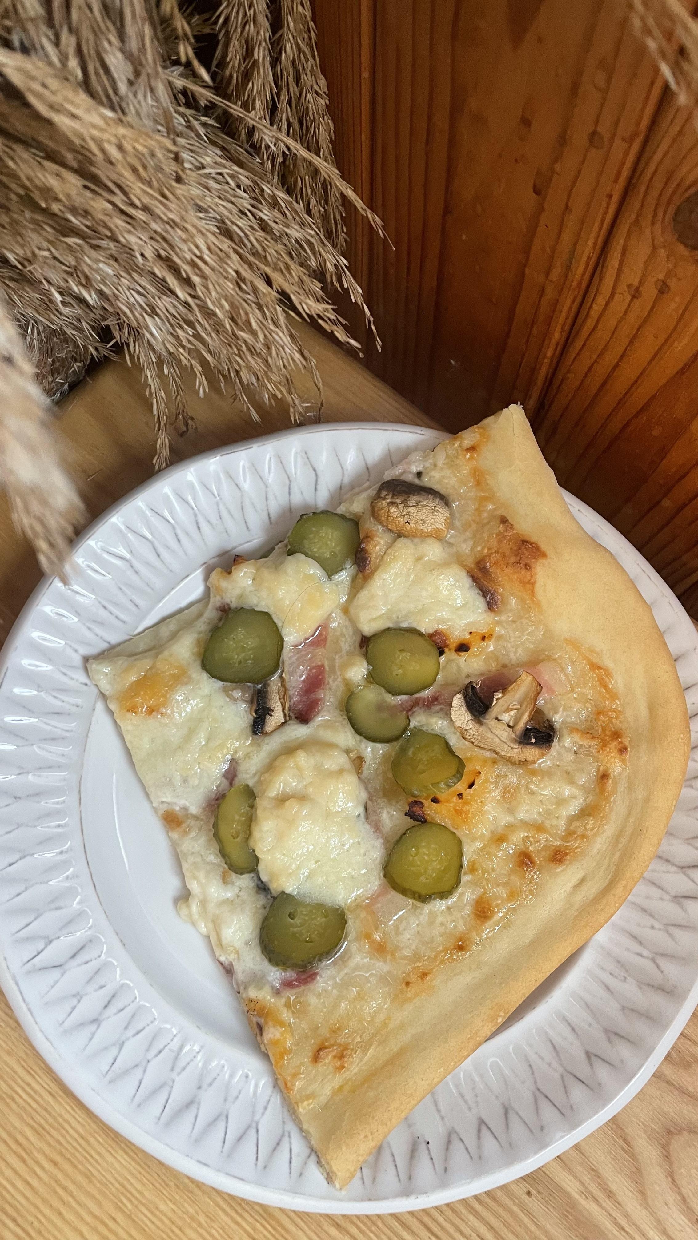 Піца з беконом та грибами