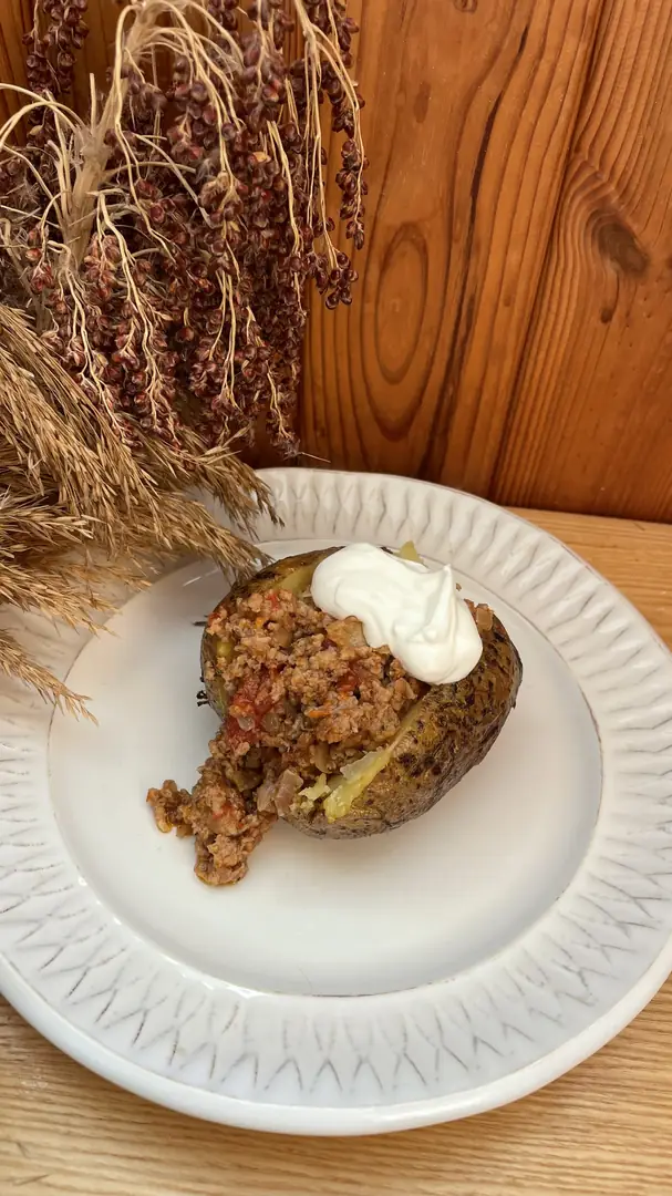 Печена карптопля з м'ясним соусом