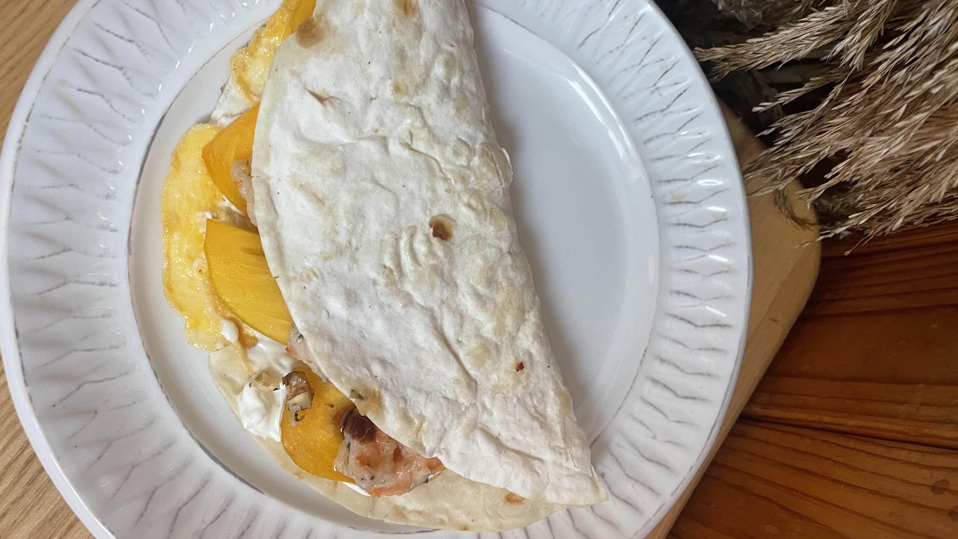 Лаваш з креветками та хурмою