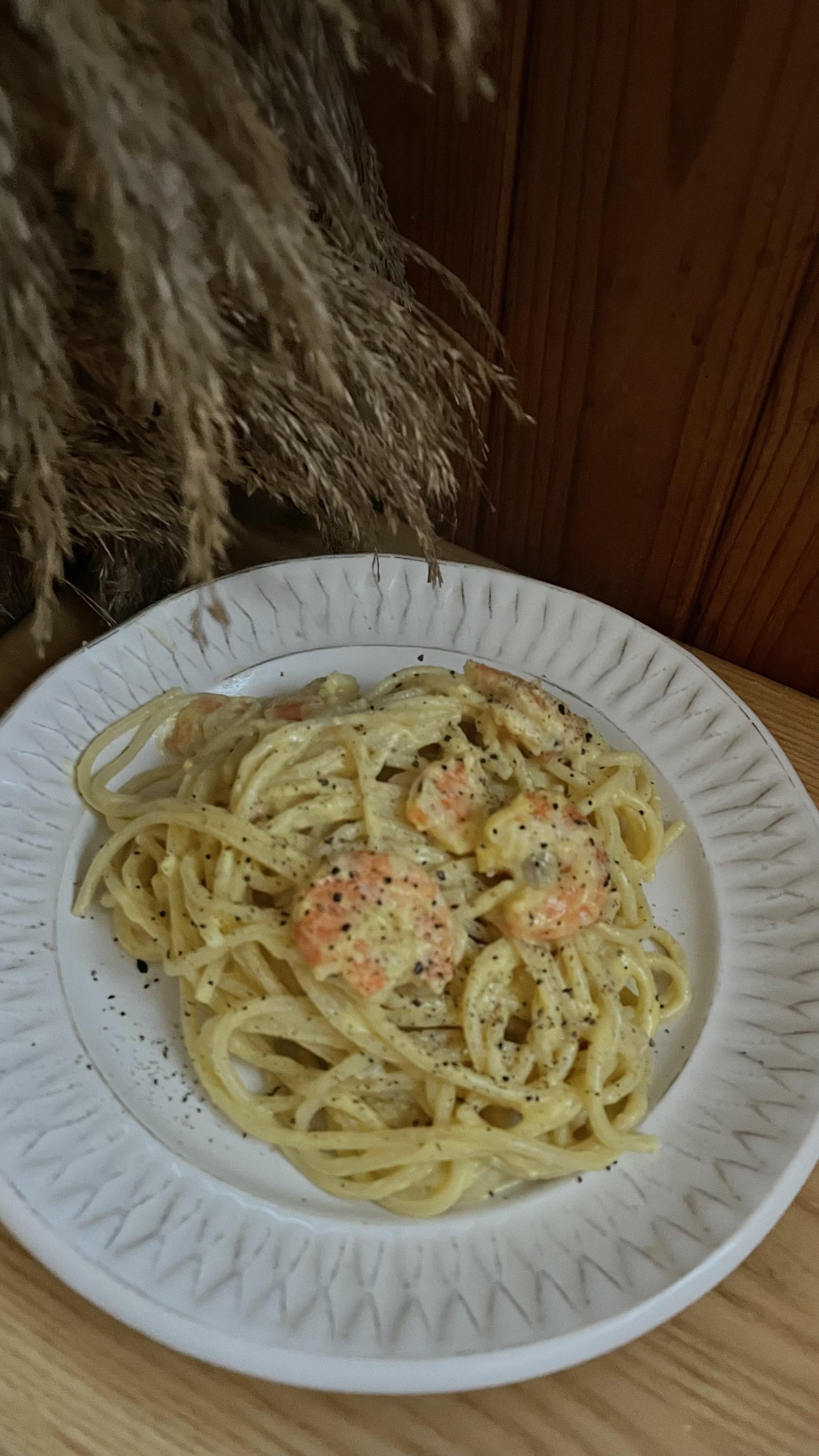 Паста з креветками в сирному соусі