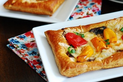 little puff pastry pizzas with bell peppers, mushrooms and cheese