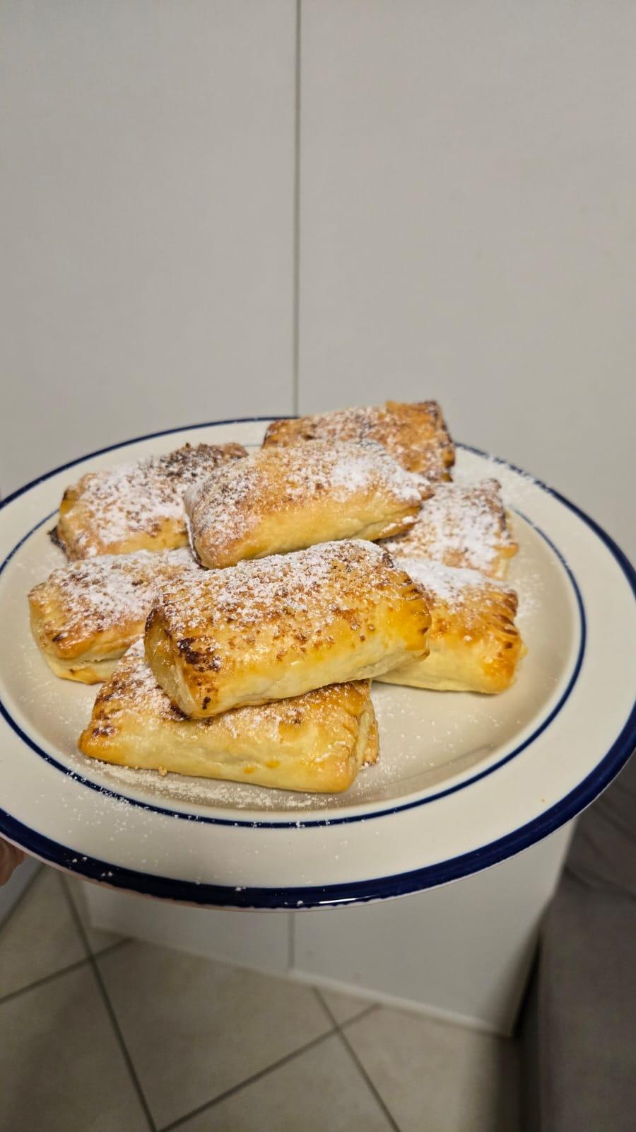 Листкові пиріжки з грушею, сиром брі та медом