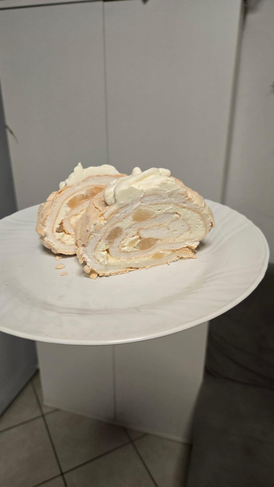 Меренговий рулет з грушами