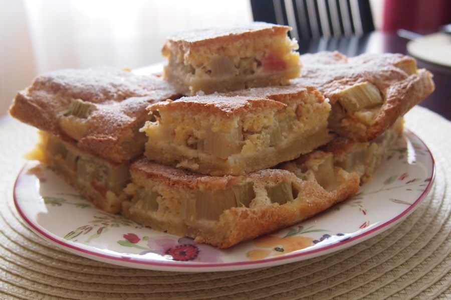 шарлотка з ревенем