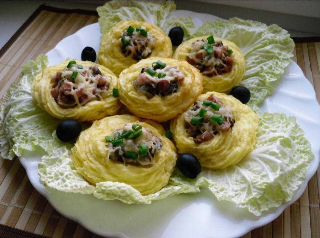 Картопляні кошики з грибами та шинкою