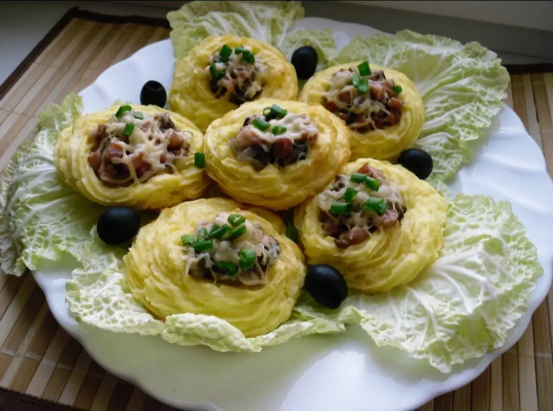 Картопляні кошики з грибами та шинкою