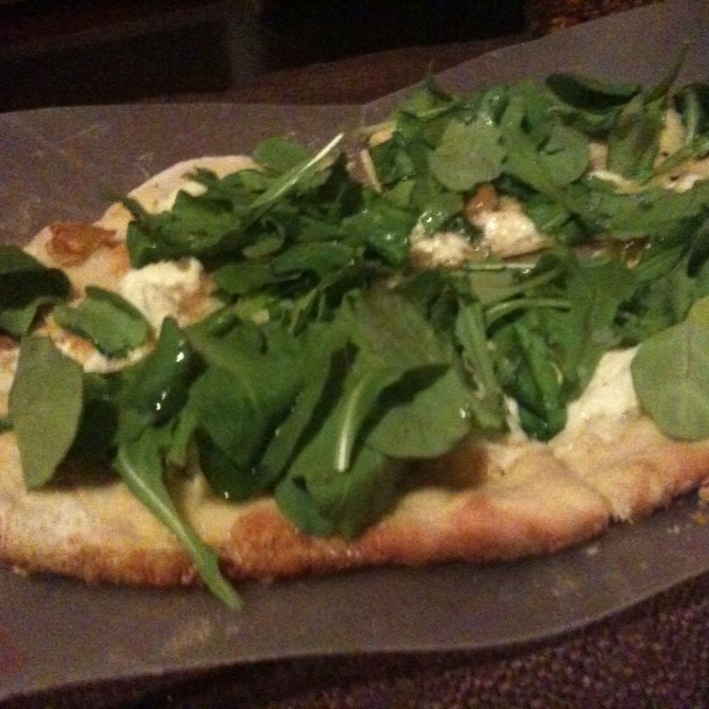 jersey pizza with roasted garlic and arugula