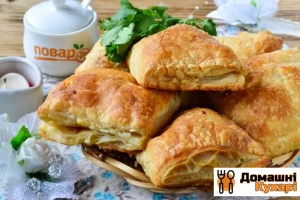 Швидкі пиріжки з курчам і помідорами