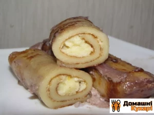 Млинці з сиром, запечені в сметані