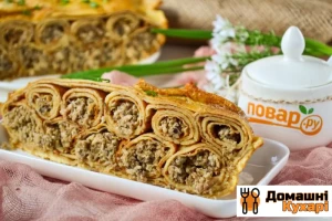 Млинцевий пиріг з куркою і грибами