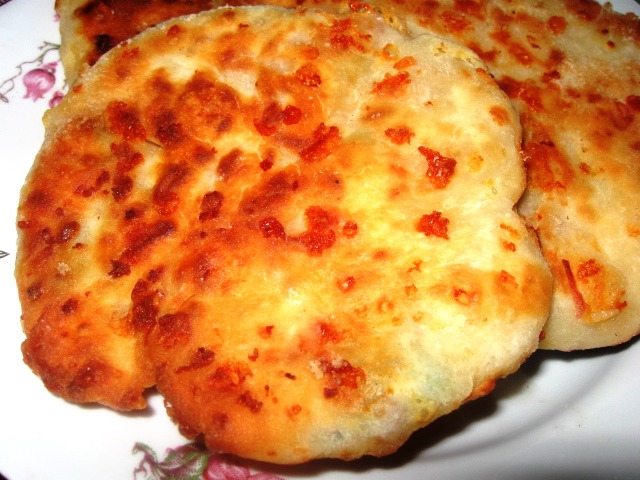 пиріжки із ковбасою, зеленою цибулею та сиром