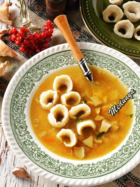 юшка з білих грибів з грибними вушками