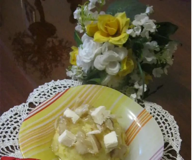 кукурудзяна каша з сиром, зеленню