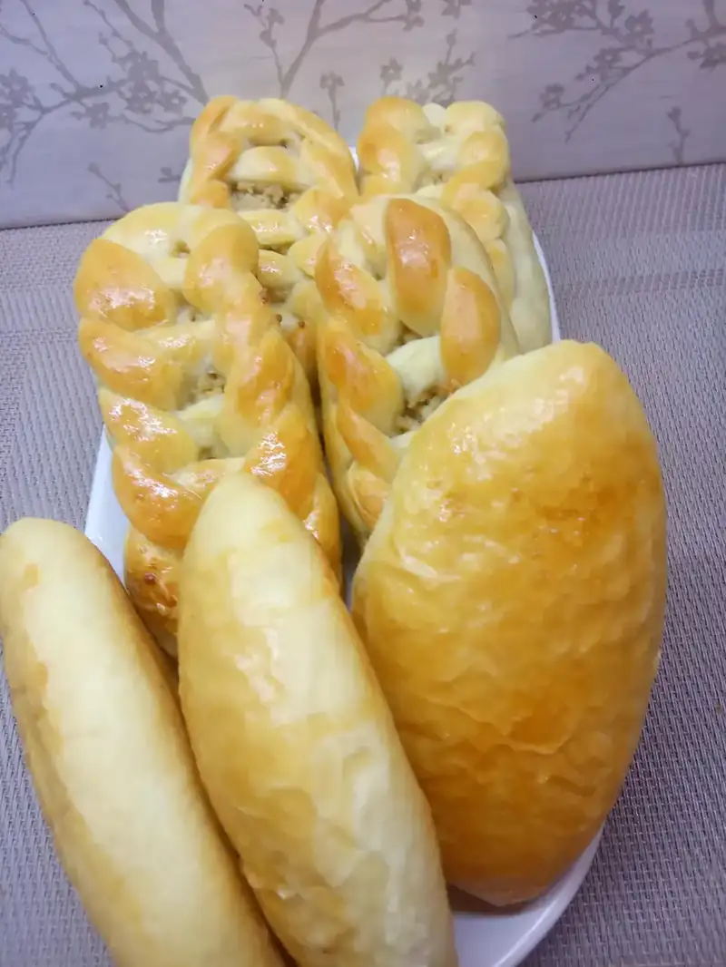 Булочки з соковитою м'ясною начинкою