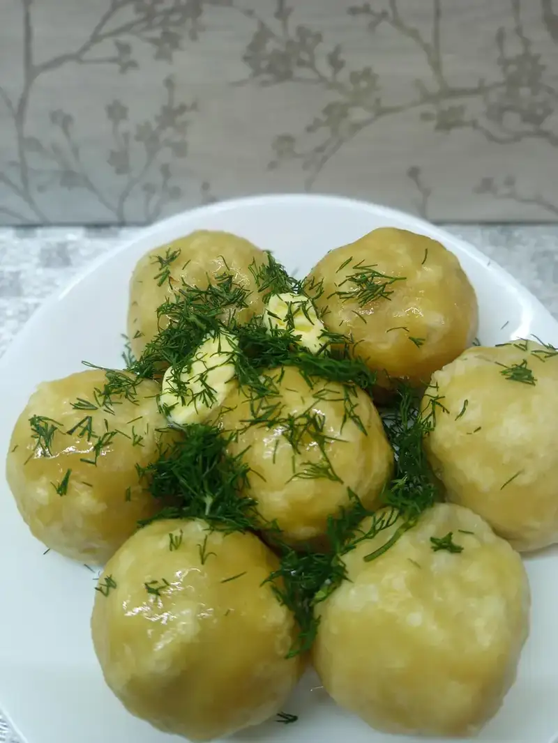 Галушки з м'ясною начинкою та грибами