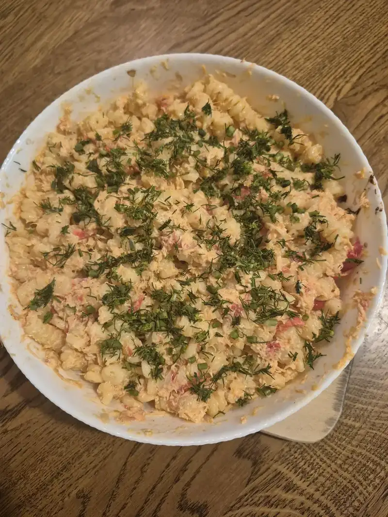 Макарони з фореллю, сиром та томатами