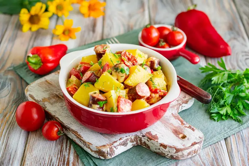 Картопля з мисливськими ковбасками, помідорами та болгарським перцем у духовці