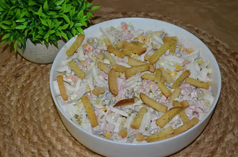 Салат з сухариками