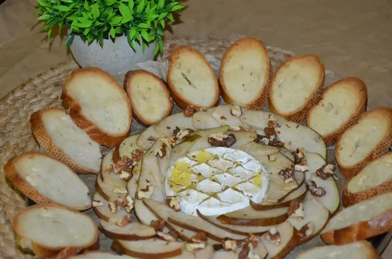 Камембер запечений з грушею і медом