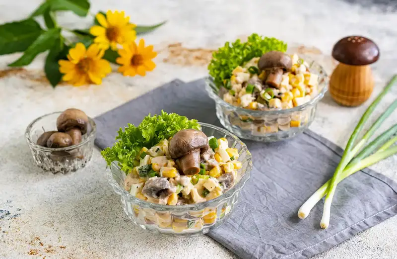 Салат з курячим філе, маринованими печерицями та кукурудзою