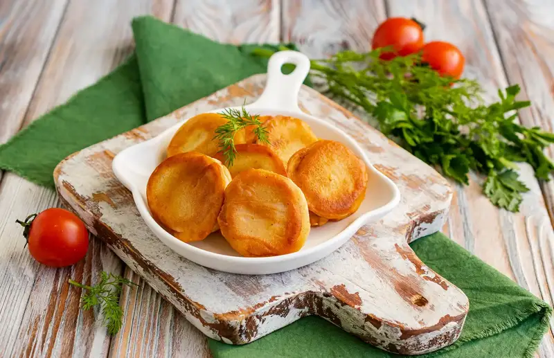 Сардельки у клярі на сковороді