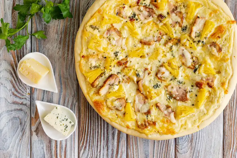 Піца з куркою, ананасом, моцарелою та блакитним сиром