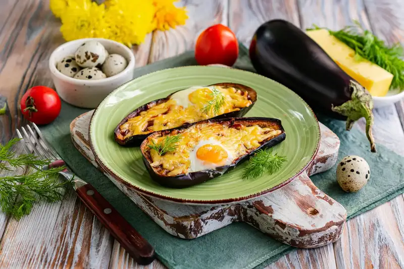 Човники з баклажанів з яйцем і сиром, запечені в аерогрилі