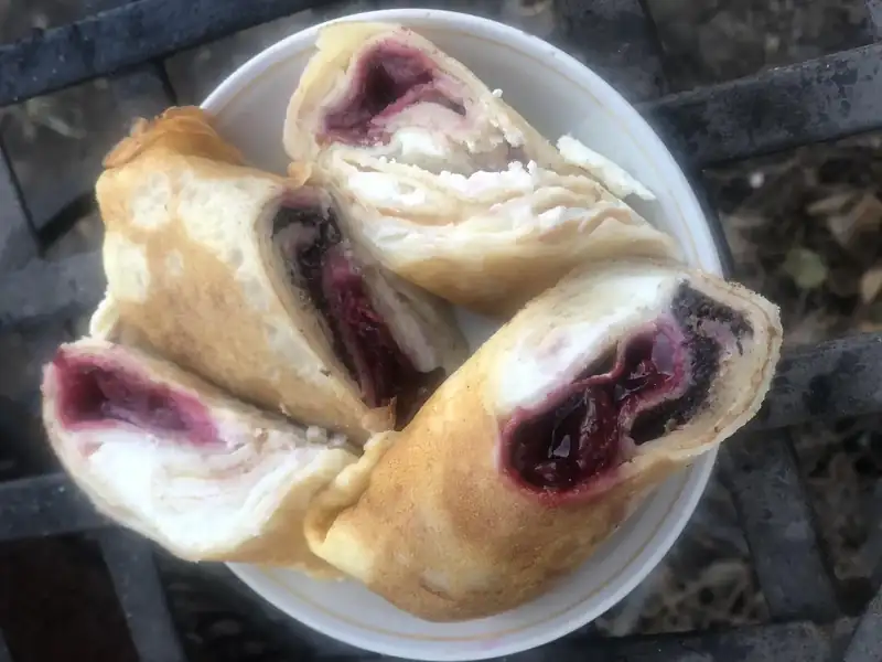 Млинці з потрійною начинкою - сирною, вишневою та маковою