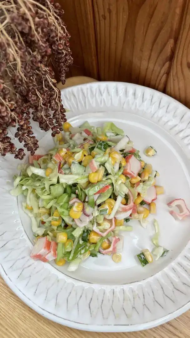 Салат з редисом та крабовими паличками