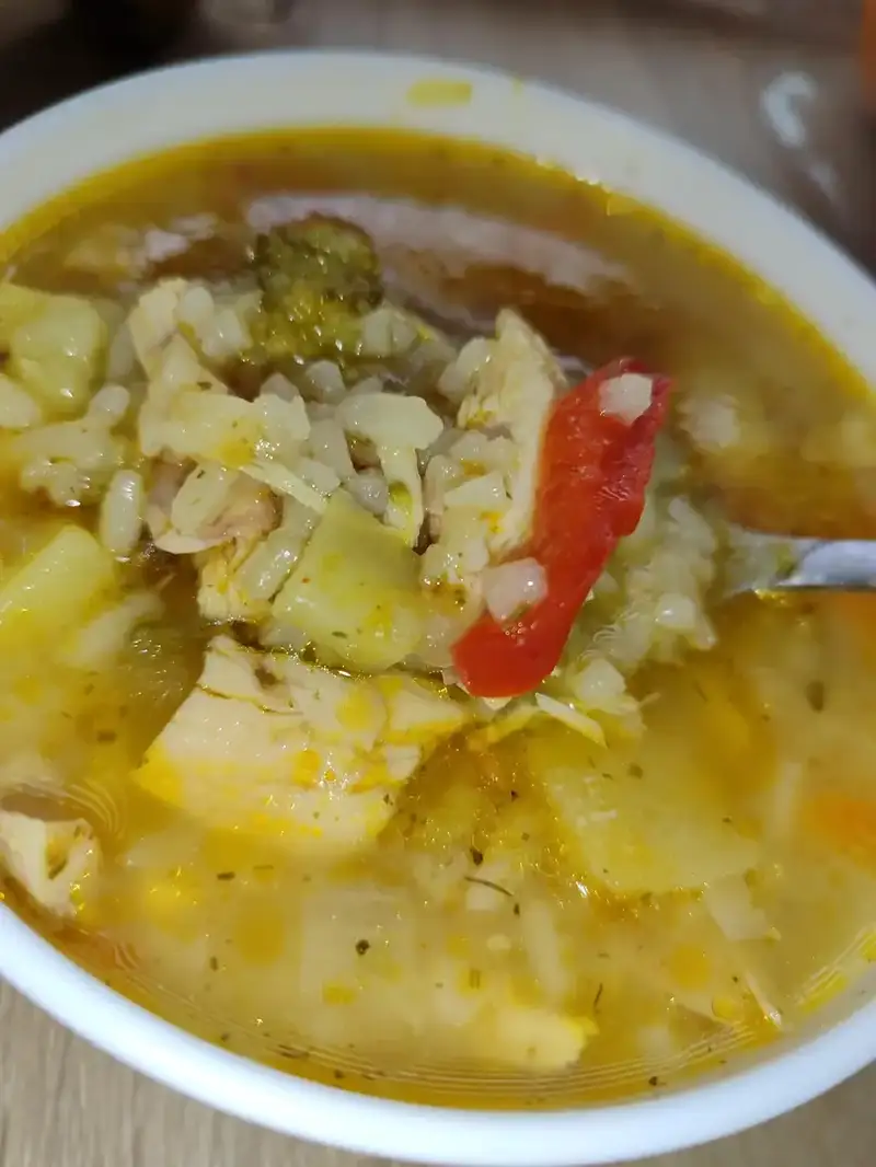 Суп з рисом, куркою та овочами