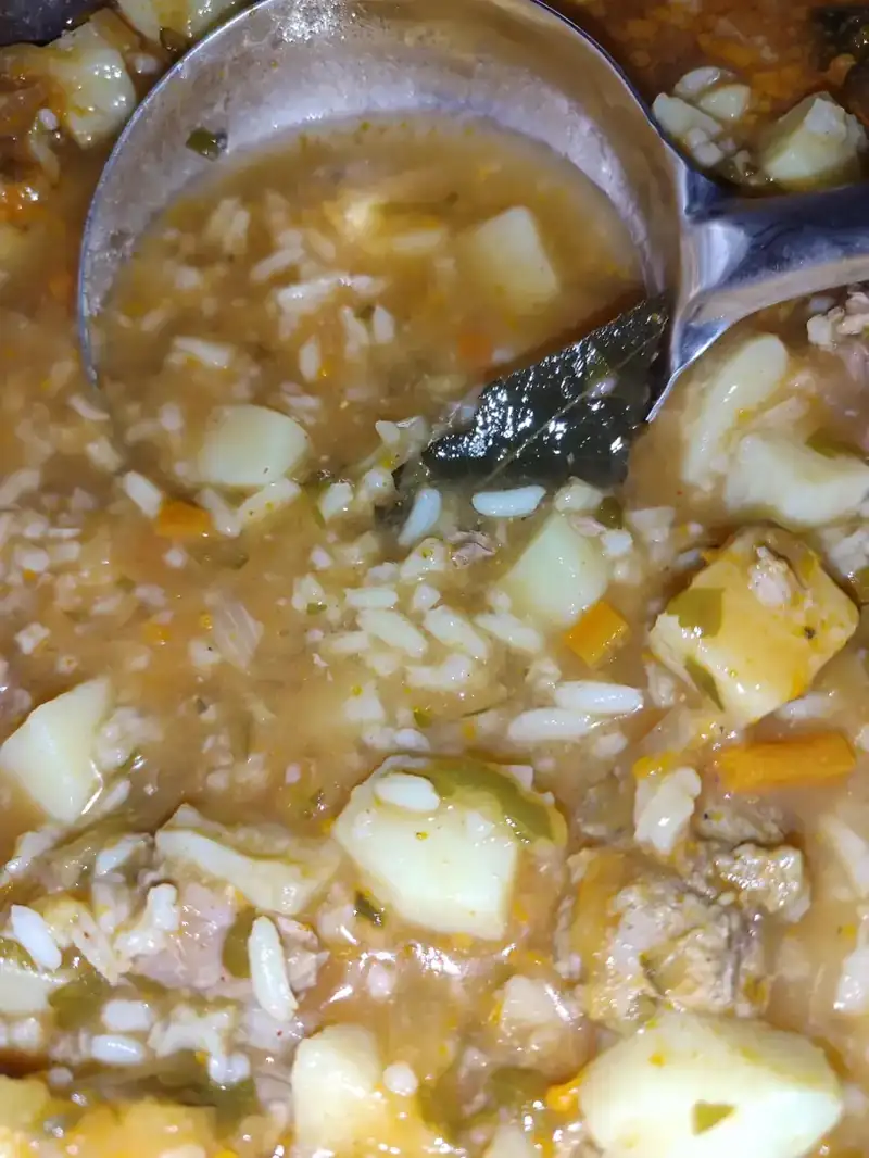 Розсольник з рисом, тушонкою та огірками