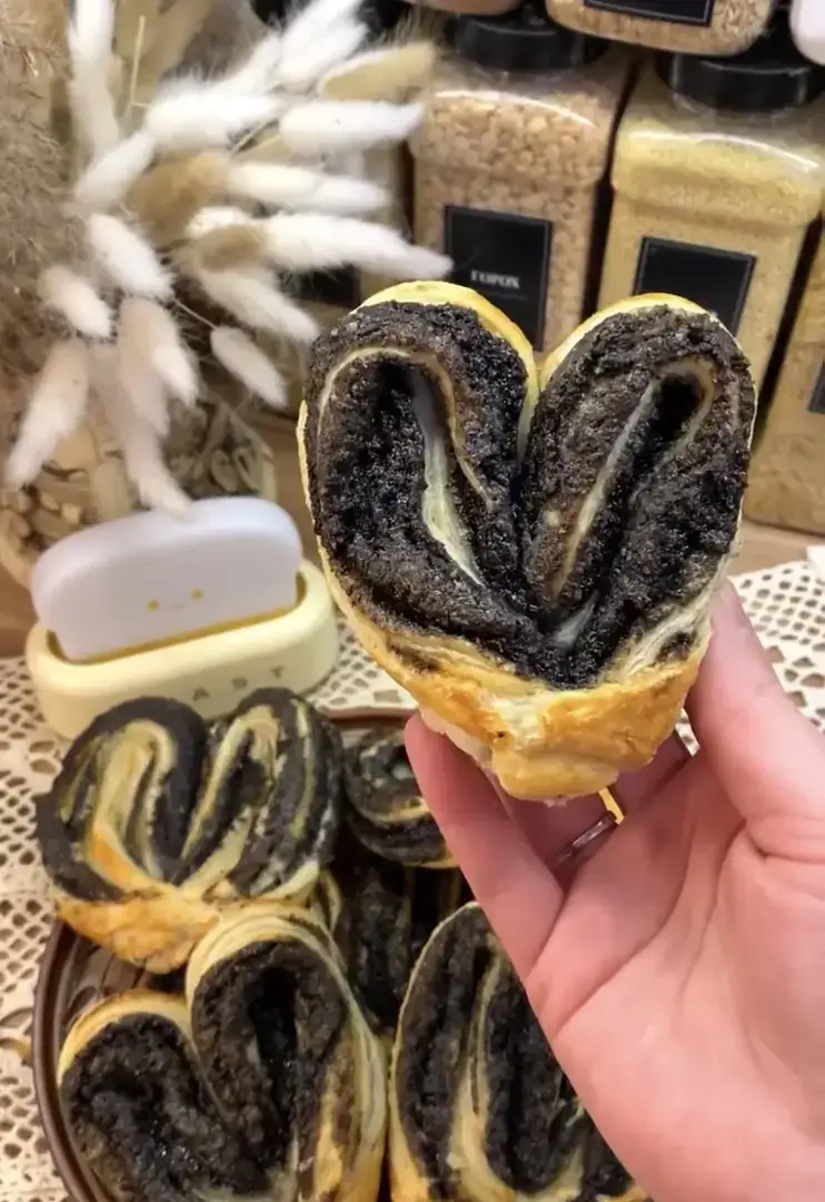 Сердчека з маком з листкового тіста😋