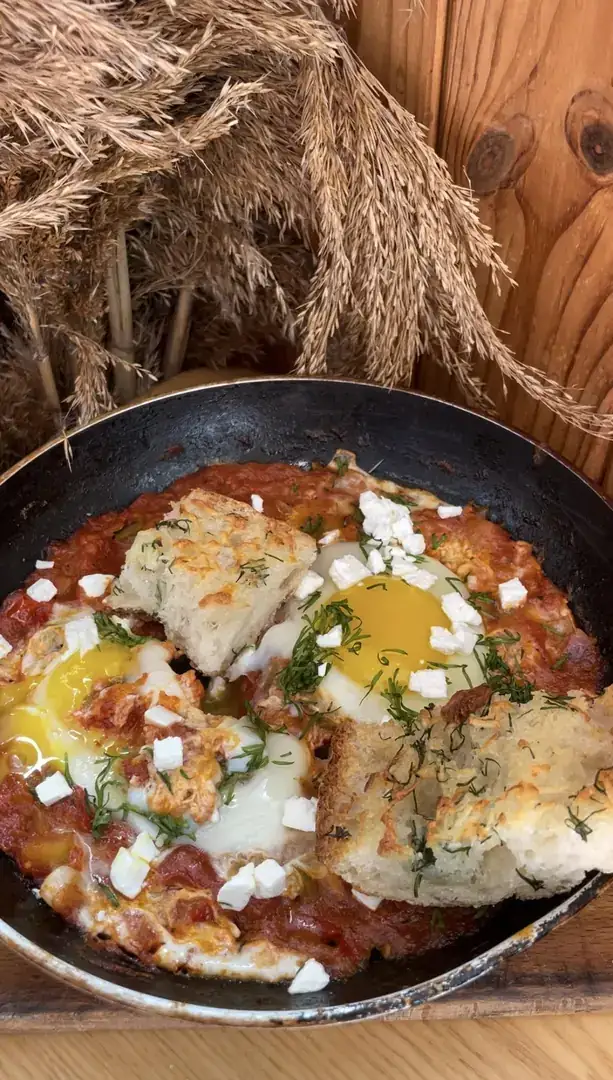 Шакшука з часниковими грінками