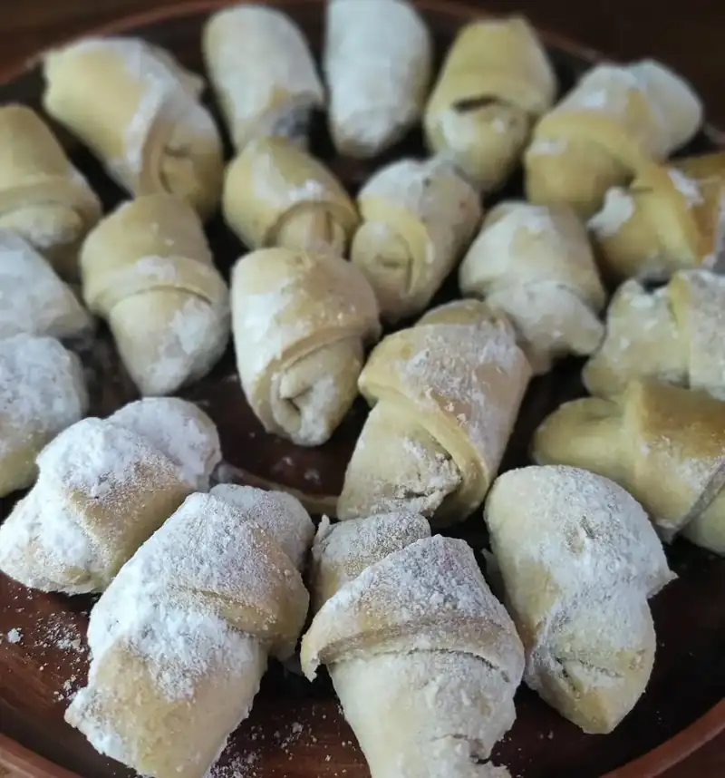 Рогалики з вишнею