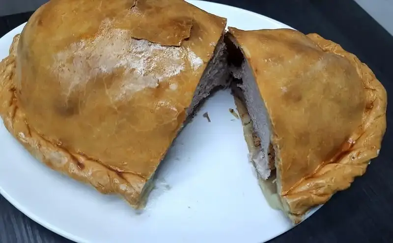 Запечена м'ясо у тісті.