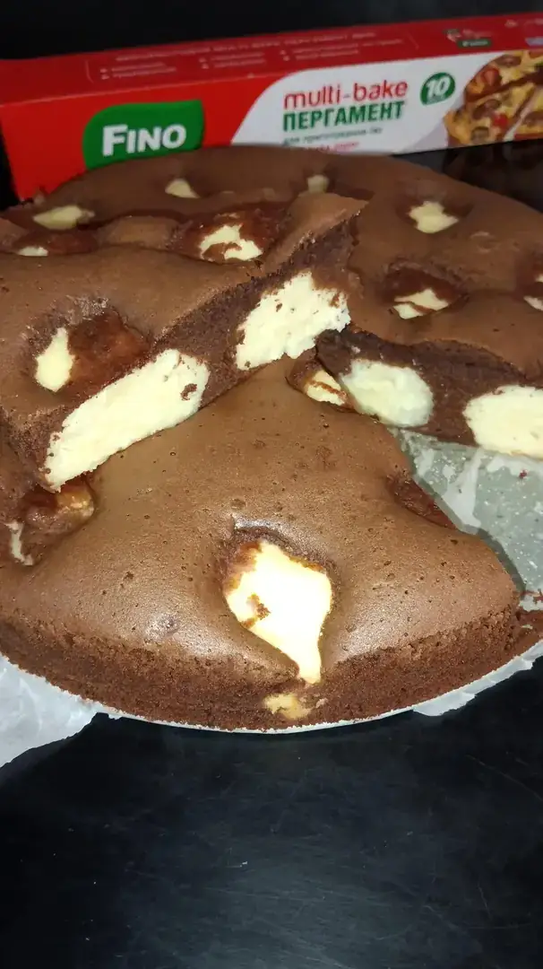 Шоколадний пиріг з сирними кульками.