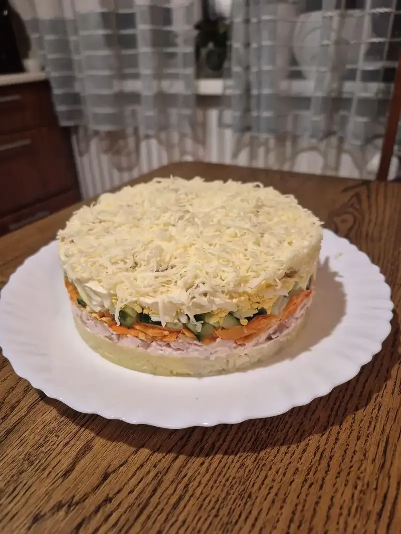 Салат з копченою куркою та корейською морквою