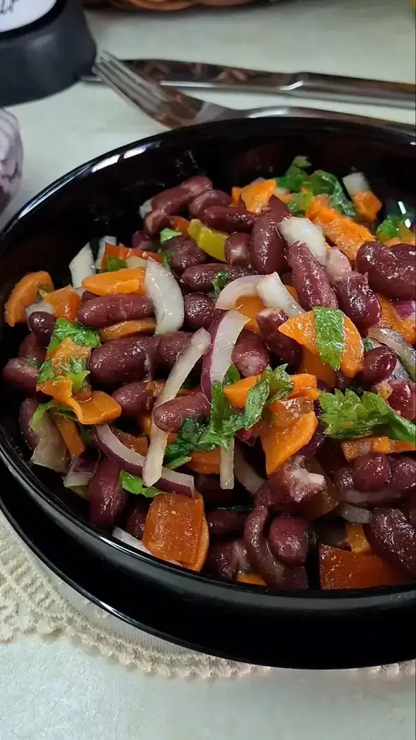 Салат з квасолею та маринованим перцем