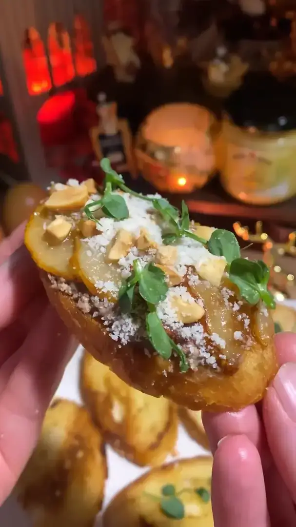 Брускети з паштетом та карамелізованою грушею😋