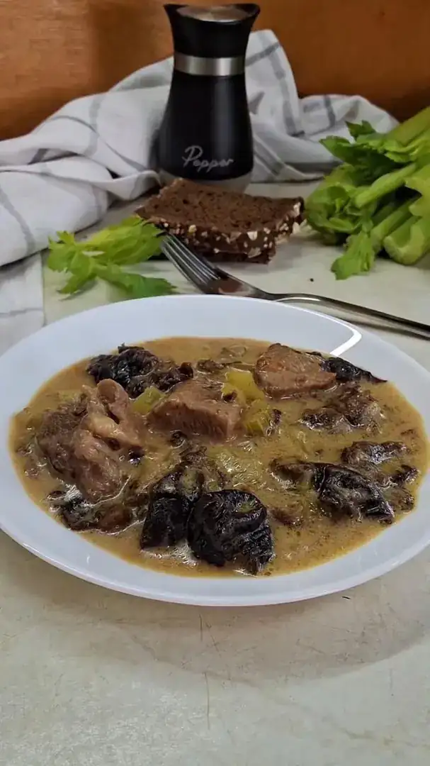 Телятина з чорносливом