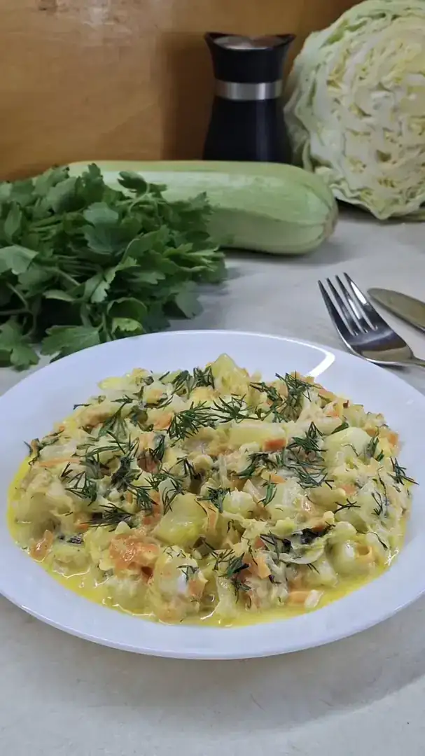 Тушкована молода капуста з кабачками